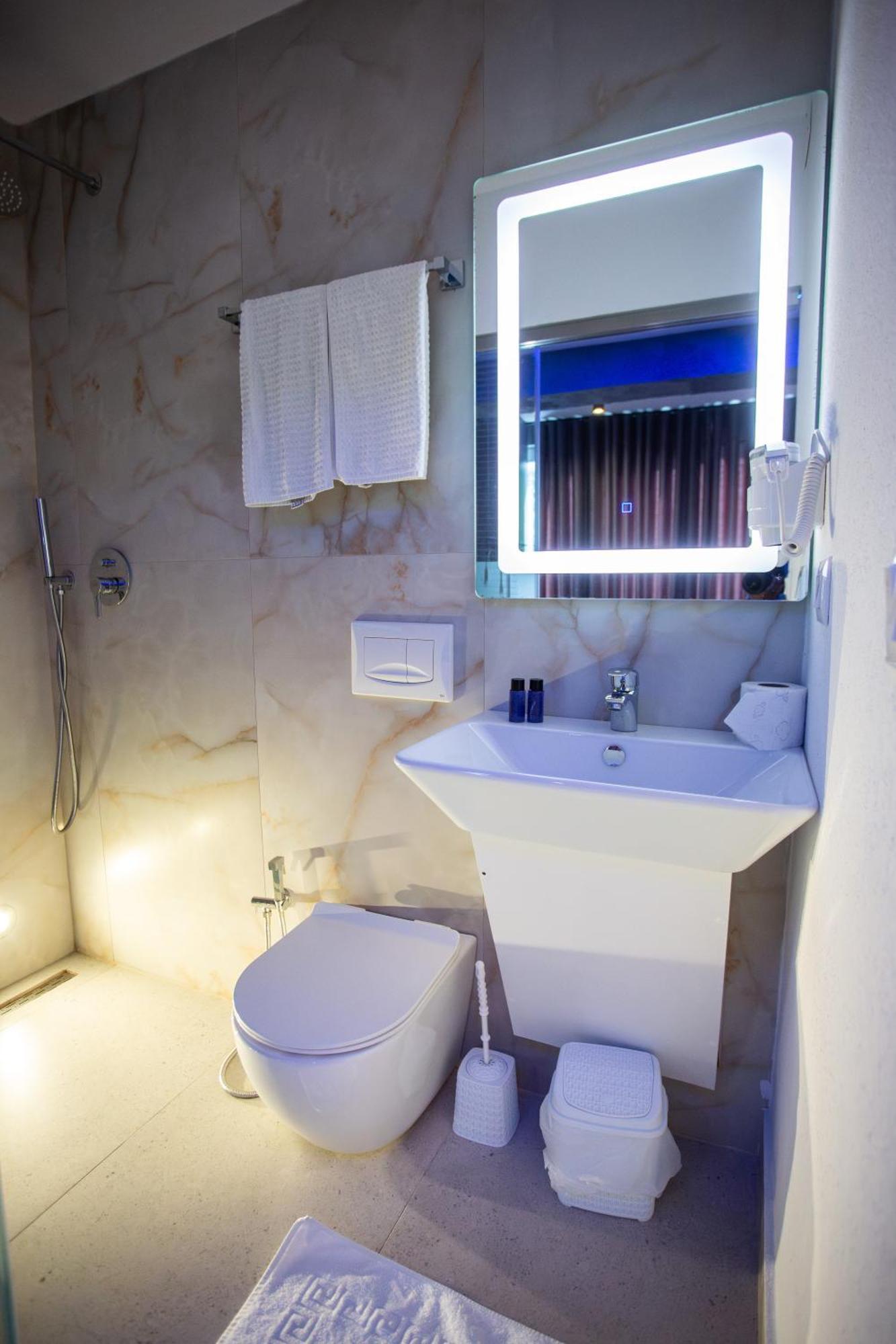 The Bubbles - Jacuzzi Hotel Tirana Kültér fotó