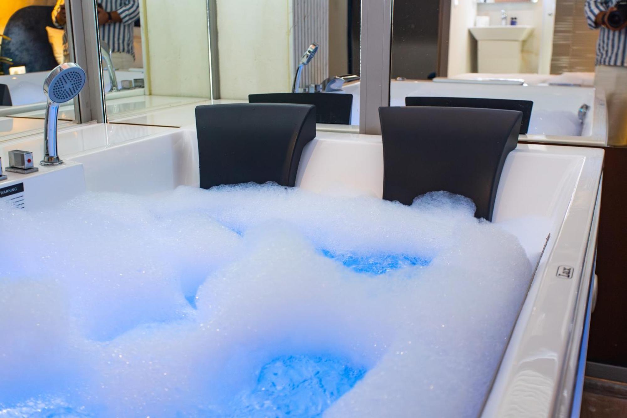 The Bubbles - Jacuzzi Hotel Tirana Kültér fotó