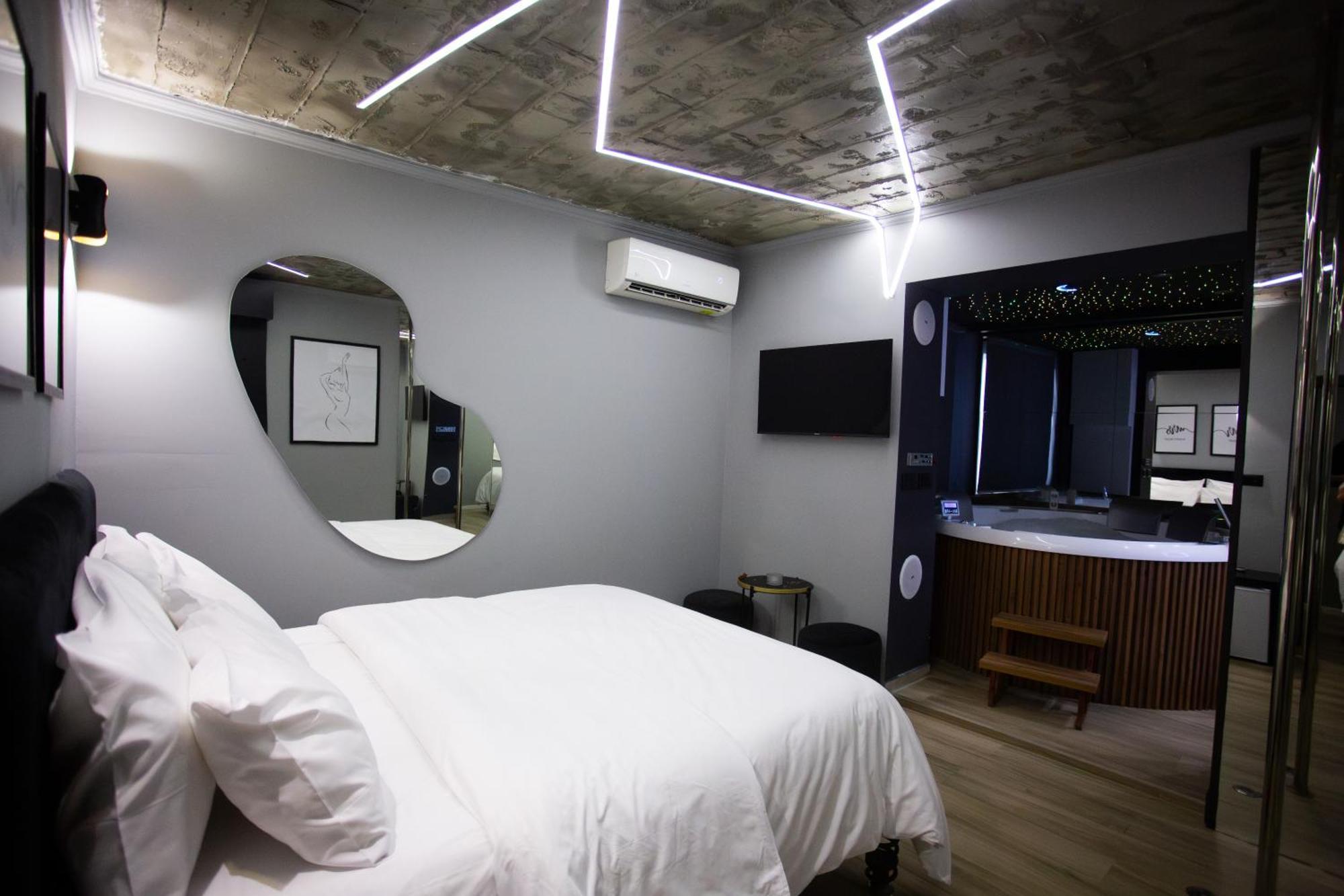 The Bubbles - Jacuzzi Hotel Tirana Kültér fotó