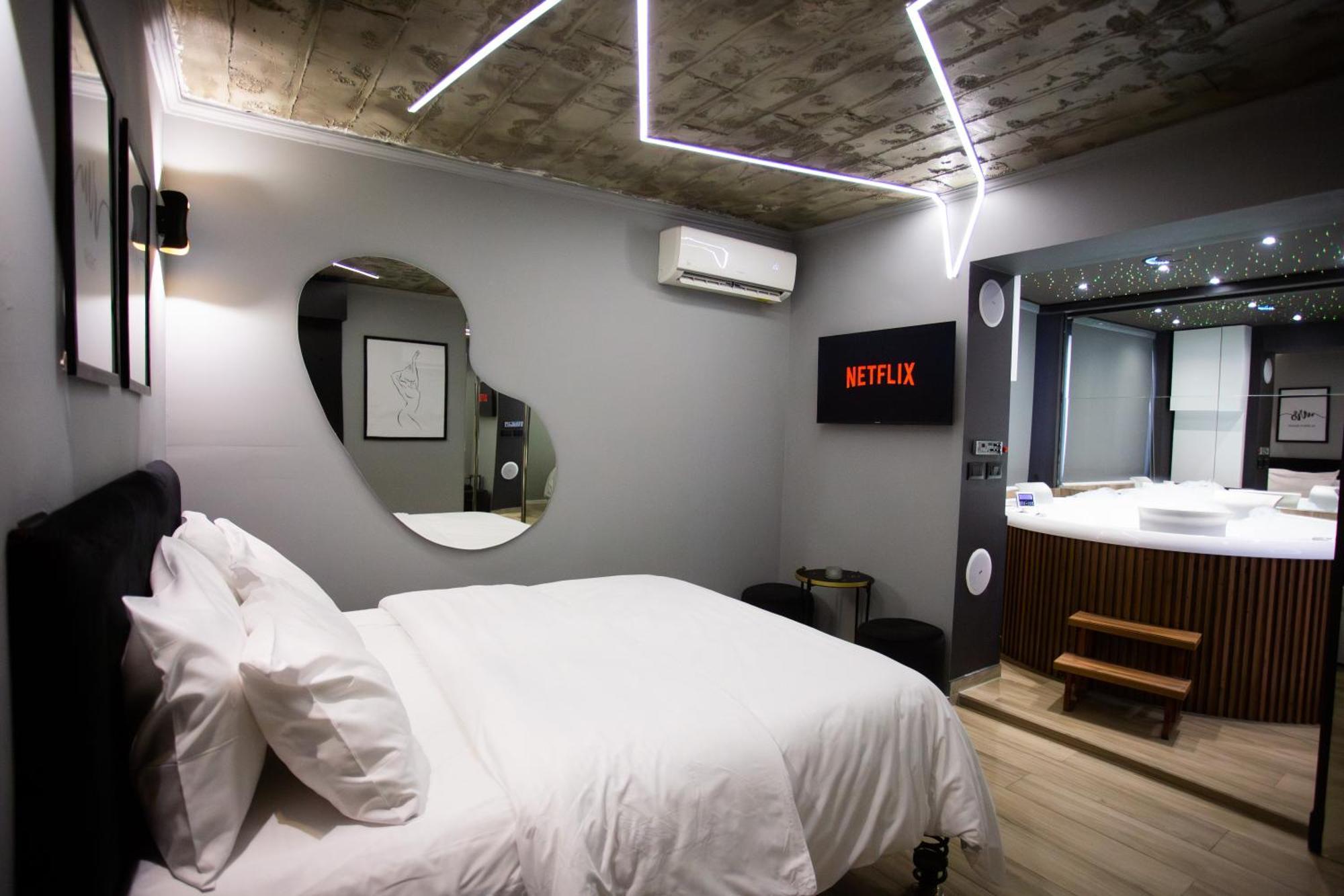 The Bubbles - Jacuzzi Hotel Tirana Kültér fotó