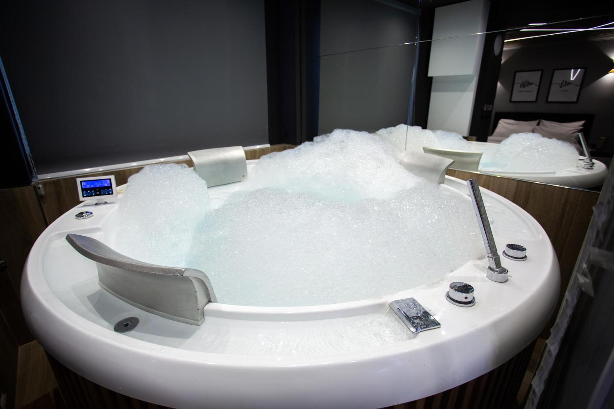 The Bubbles - Jacuzzi Hotel Tirana Kültér fotó