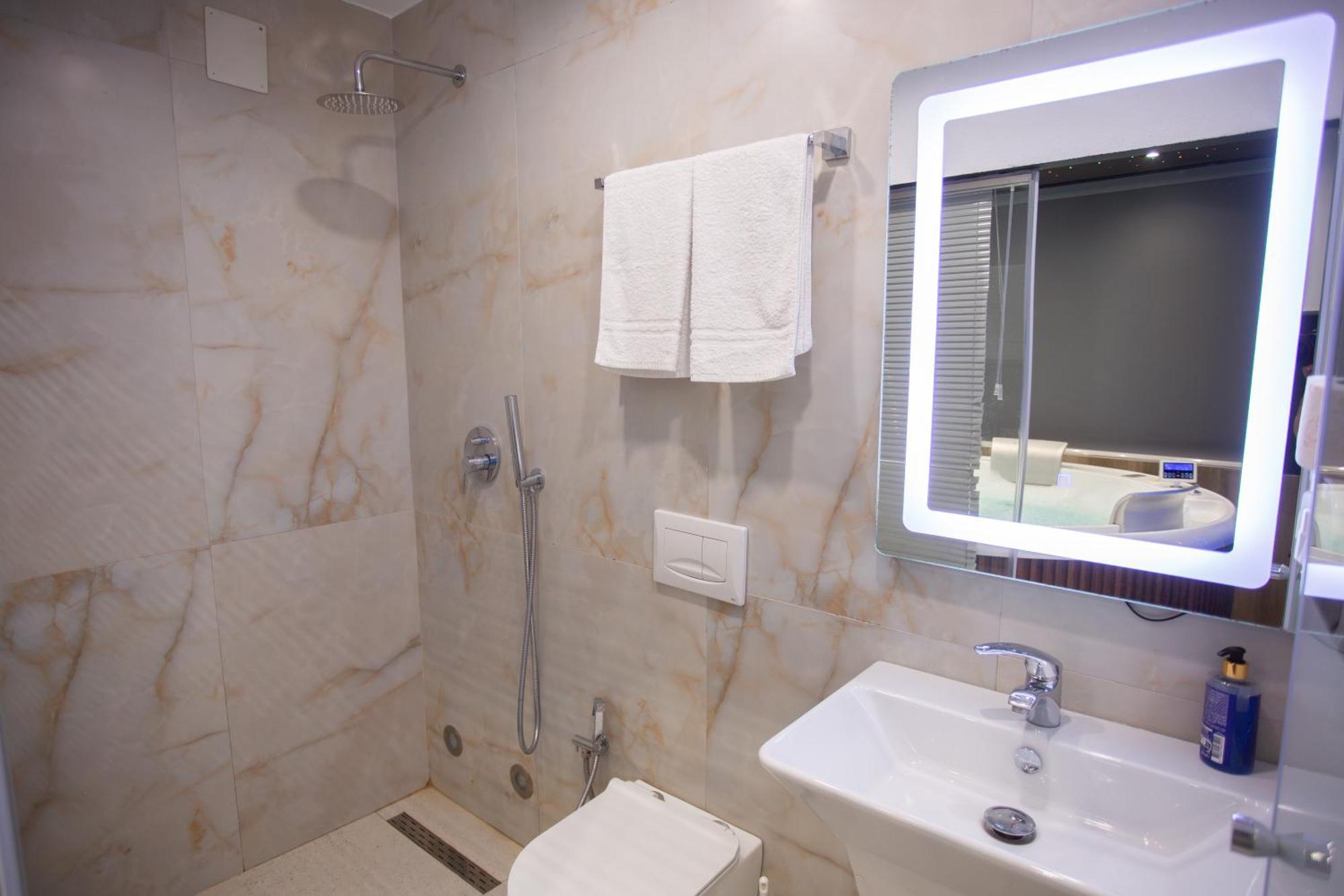 The Bubbles - Jacuzzi Hotel Tirana Kültér fotó